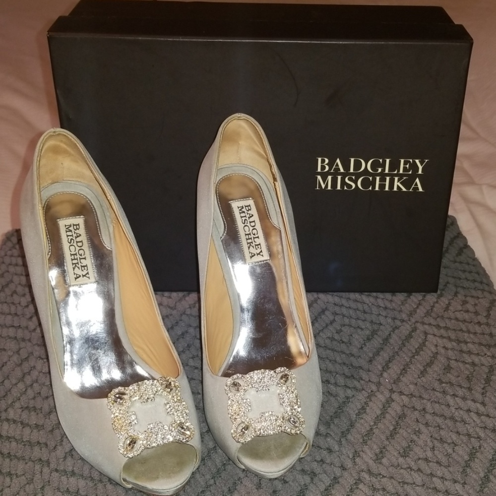‼️Badgley Mischka Grey silk heels‼️